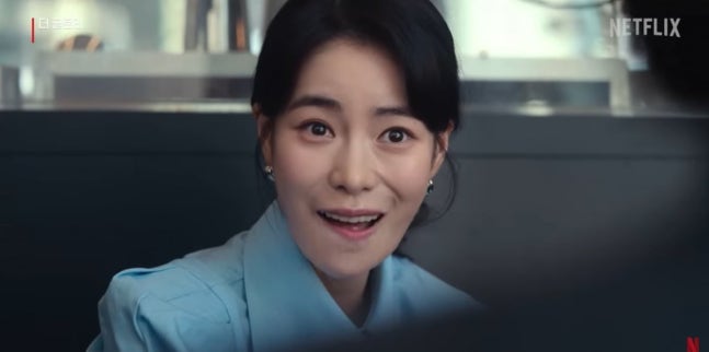 A atriz Lim Ji-yeon interpretando a vilã Park Yeon-jin em The Glory, com um sorriso sínico