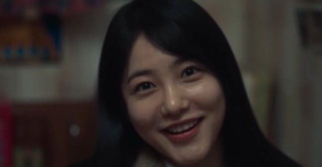 A atriz Shin Ye-eun interpretando a versão jovem da vilã Park Yeon-jin em A Lição