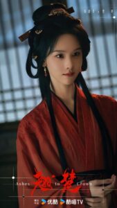 Chen Du Ling como Chu Zhao em traje vermelho de imperatriz em cena de Das Cinzas ao Trono