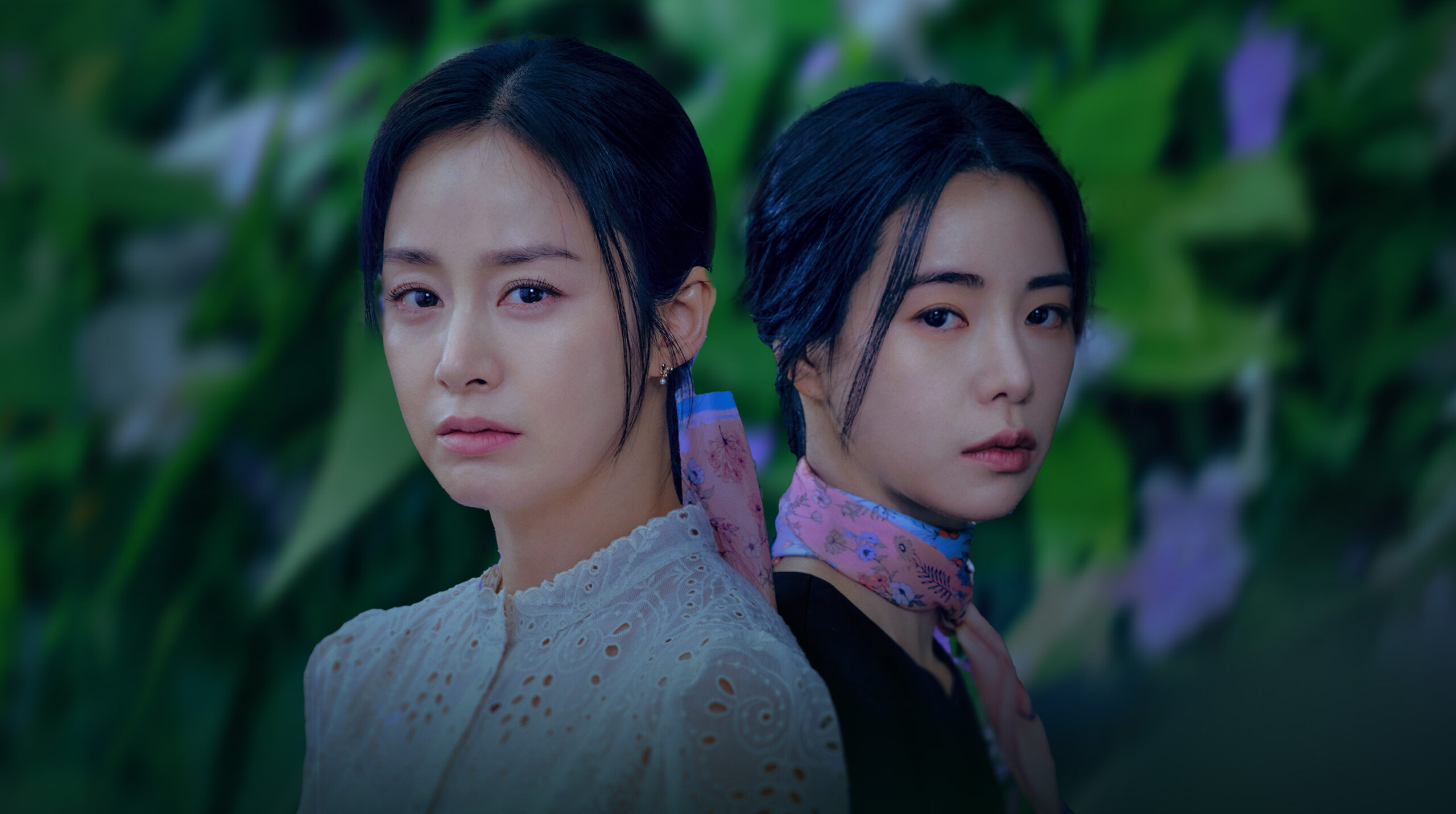 Kim Tae-hee e Lim Ji-yeon de costas uma para a outra em still de Lies Hidden in My Garden
