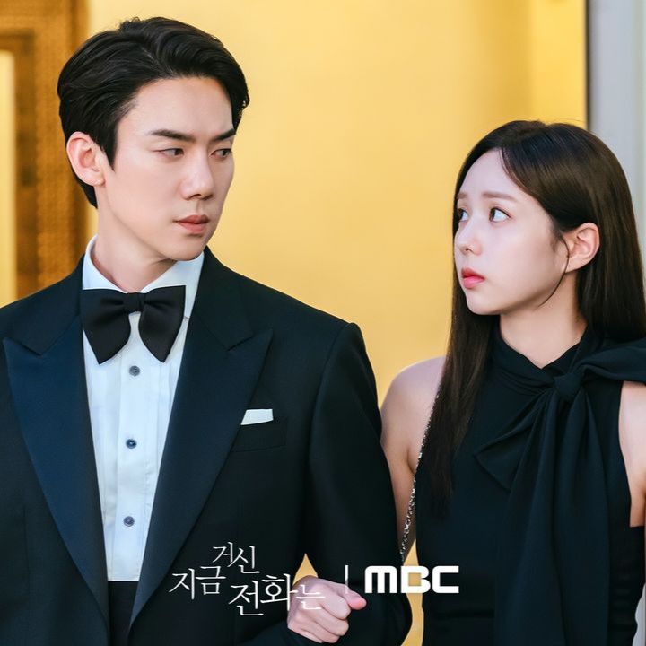 O ator Yoo Yeon-seok posando sério como o porta-voz presidencial Baek Sa-eon