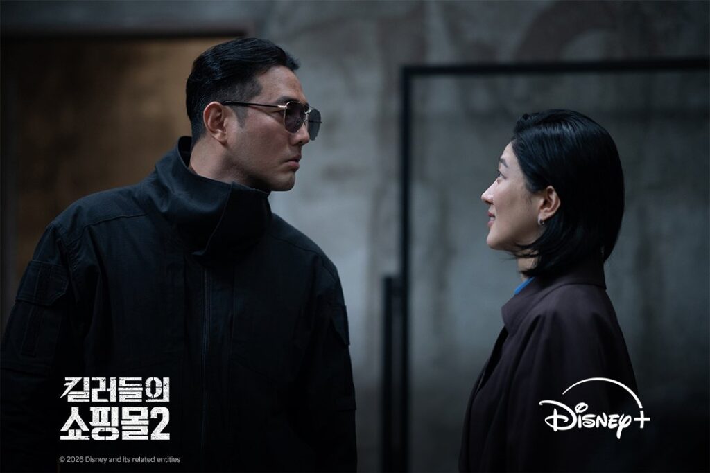 Jo Han-sun como Bale e Jung Yun-ha como Kusunagi se encaram em Uma Loja Para Assassinos 2