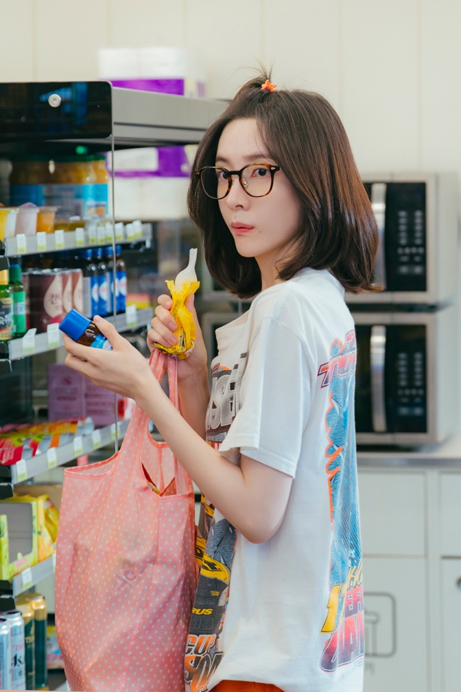 Park Ji-hyun como Cha Ji-yoon de óculos e cabelo desarrumado em loja de conveniência olha surpresa em Te vejo no trabalho!