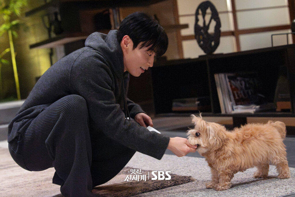 Heo Nam-jun como Cha Se-gye alimenta um cachorro pequeno em cena doméstica de My Royal Nemesis