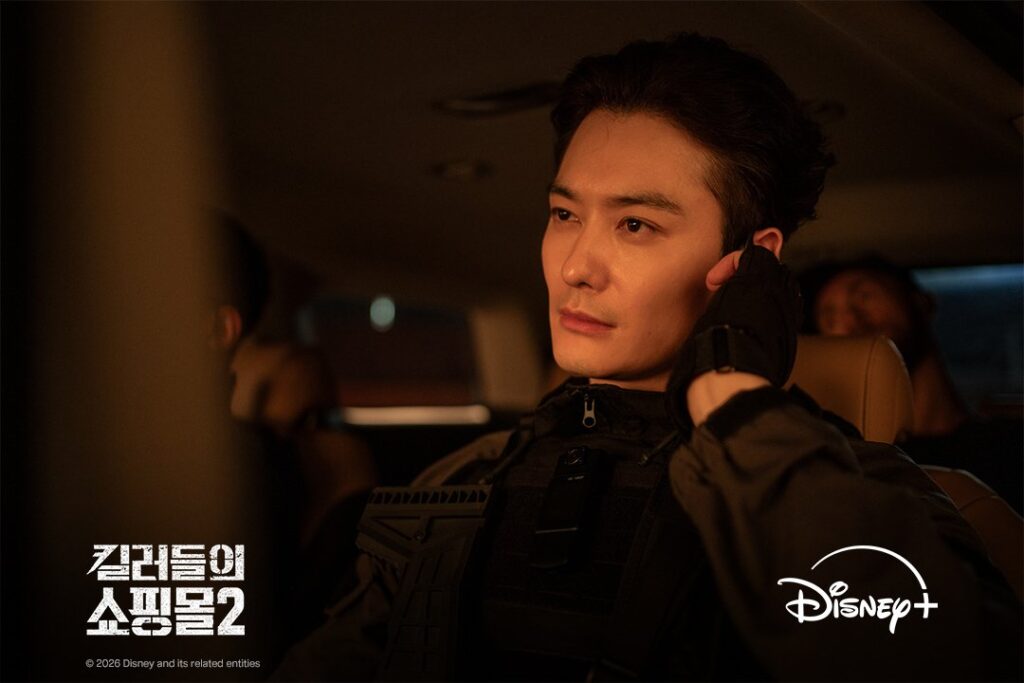  Masaki Okada como Jay em equipamento tático dentro de veículo em Uma Loja Para Assassinos 2