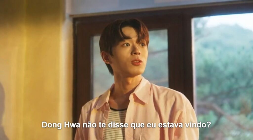 Chu Tae Jeong surpreso na porta da casa, perguntando se Dong Hwa avisou sobre sua chegada