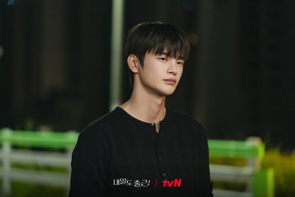 Seo In-guk como Kang Si-woo observa Park Ji-hyun com olhar suave durante encontro noturno em Te vejo no trabalho