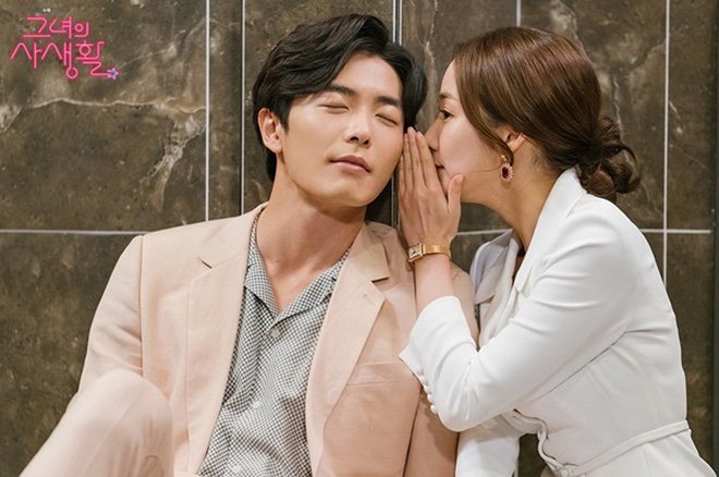 O ator Kim Jae-wook com postura sofisticada como o diretor de arte Ryan Gold em Sua Vida Privada
