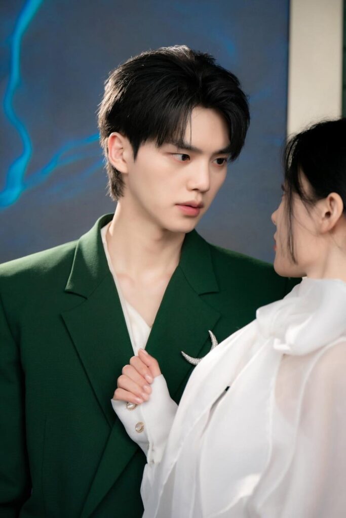O ator Song Kang posando com olhar penetrante de terno escuro como o personagem Jeong Gu-won