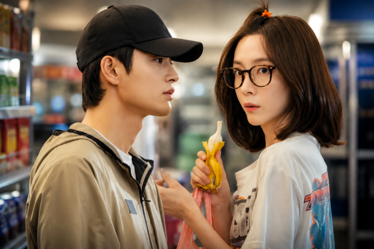 Fora do expediente | Park Ji-hyun cruza com o chefe Seo In-guk em loja de conveniência