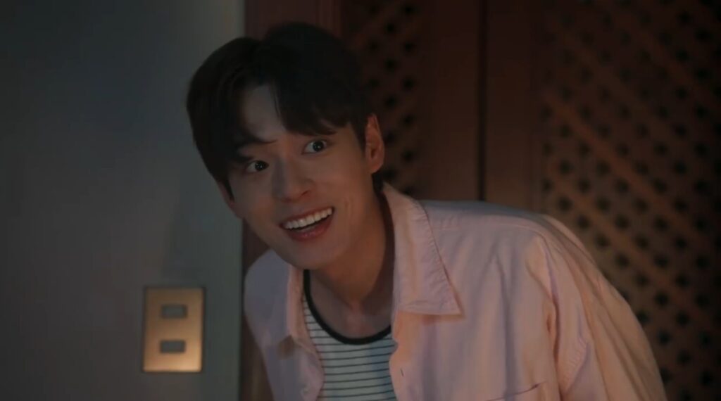Chu Tae Jeong sorri animado entrando pela porta da casa