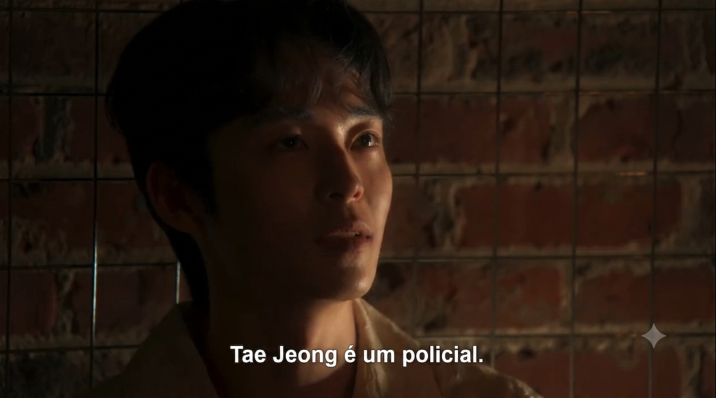 Heo Dong Hwa no porão dizendo 'Tae Jeong é um policial' em cena de tensão