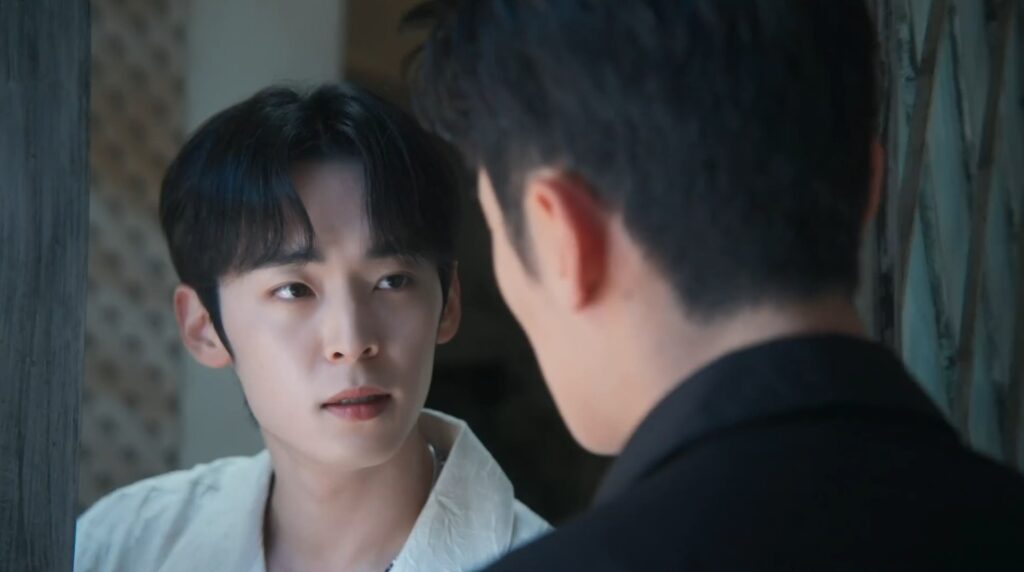 Heo Dong Hwa olha desconfiado para Seo Yi Do em cena tensa de The Lie We Lived In