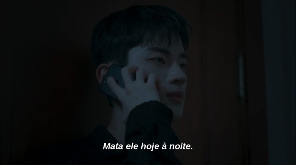 Seo Yi Do ao telefone recebendo a ordem 'mata ele hoje à noite' no escuro