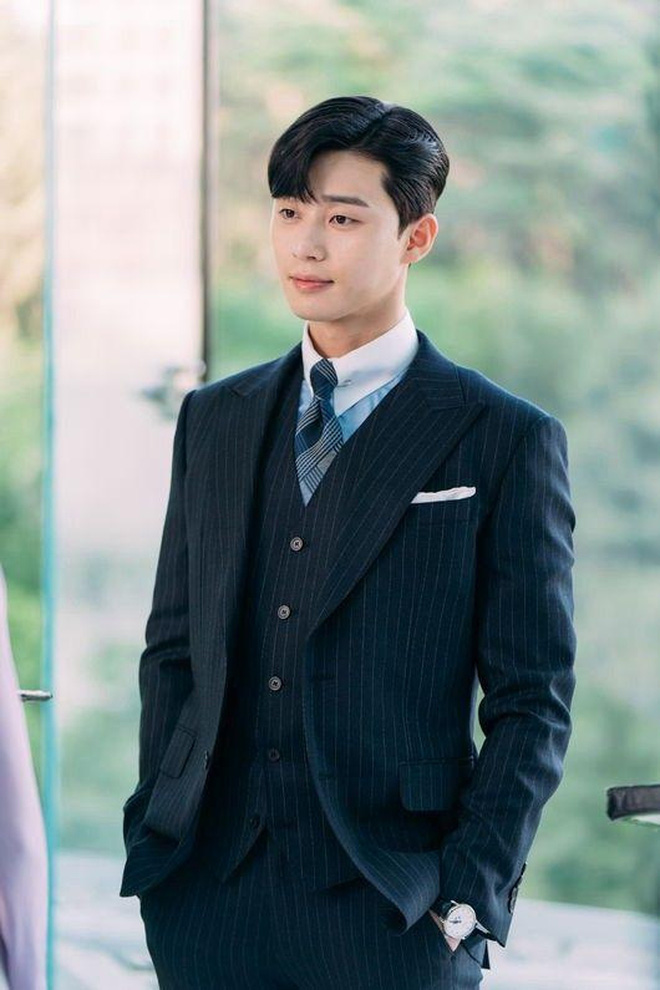O ator Park Seo-joon ajeitando o terno como Lee Young-joon em O Que Houve com a Secretária Kim?