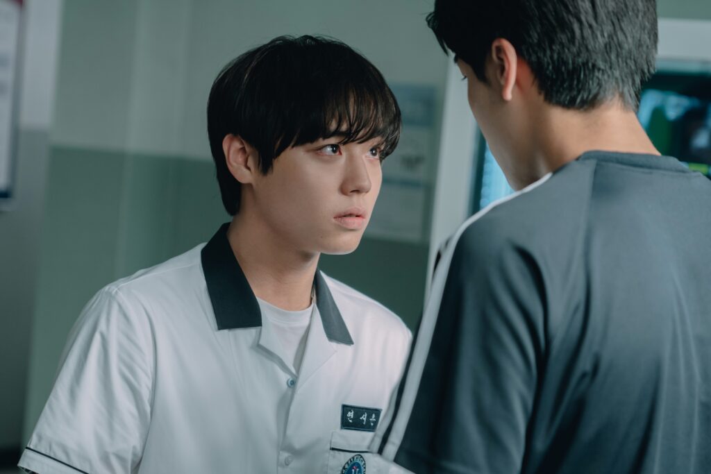Park Ji-hoon como Yeon Si-eun encara colega de perto em uniforme escolar em Classe dos Heróis Fracos