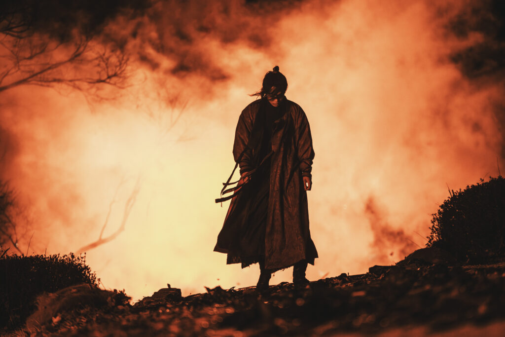 Paisagem sombria e estranha do mundo dos fantasmas em still promocional de A Leste do Palácio