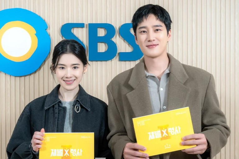 Ahn Bo-hyun e Jung Eun-chae seguram os roteiros amarelos de Flex x Cop 2 diante do logo da SBS