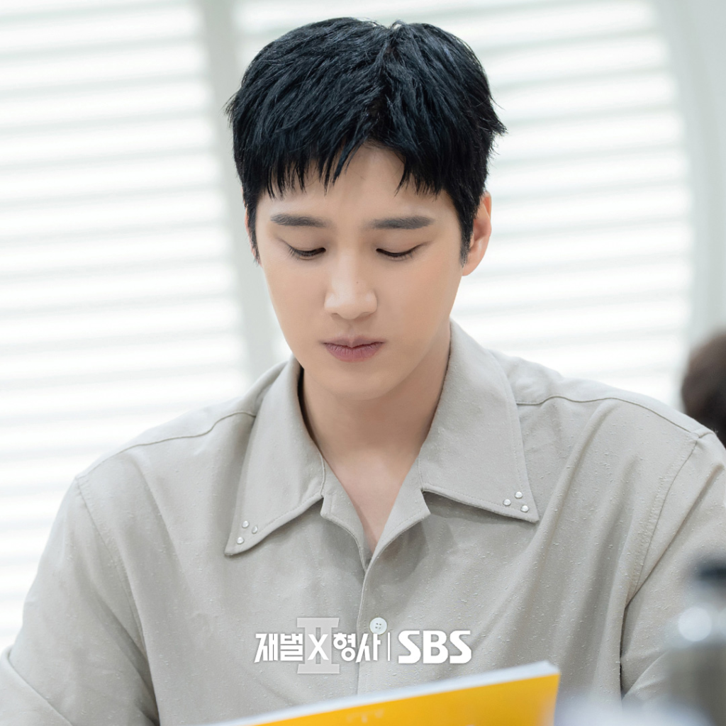 Ahn Bo-hyun concentrado lendo o roteiro de Flex x Cop 2