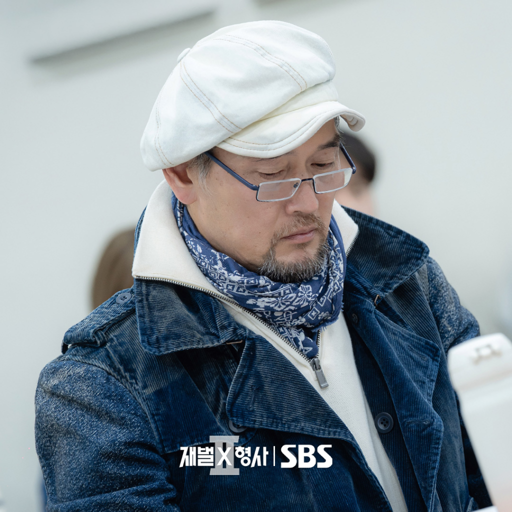 Kim Shin-bi concentrada lendo o roteiro de Flex x Cop 2