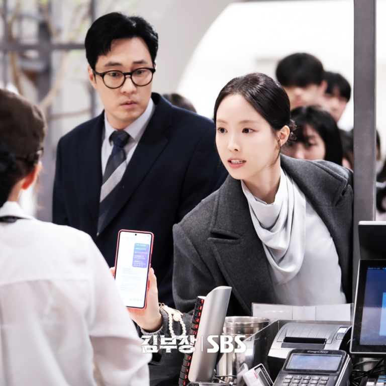 So Ji Sub e Son Na Eun mostram química cheia de contrastes em ‘Agente Kim Reativado’
