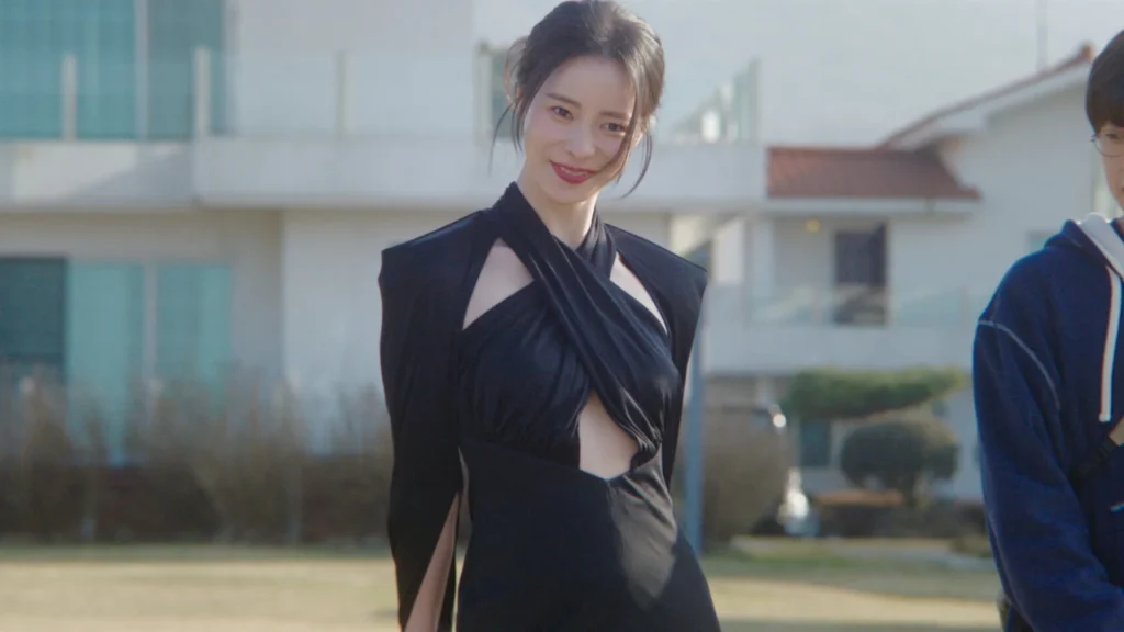 Lim Ji-yeon como Shin Seo-ri sorri em cena moderna de My Royal Nemesis