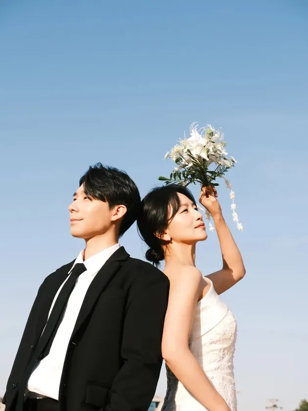  Amor nas alturas! Baek Eun-hye e Lee Jun-woo em ensaio fotográfico de pré-casamento.