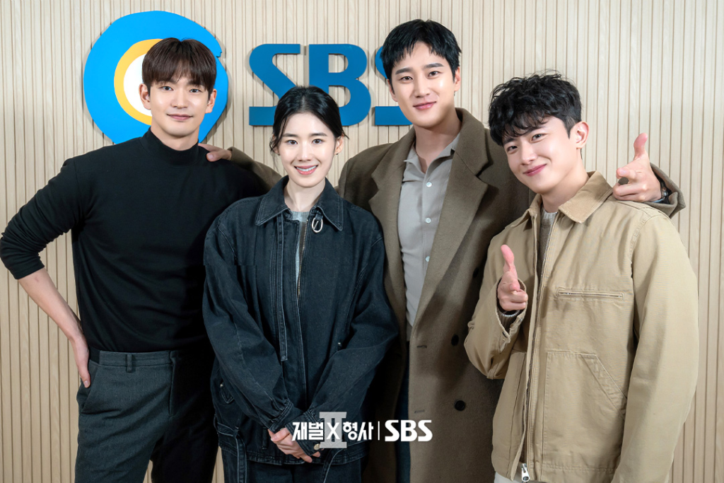 Quatro atores do elenco de Flex x Cop 2 posam descontraidamente diante do logo da SBS
