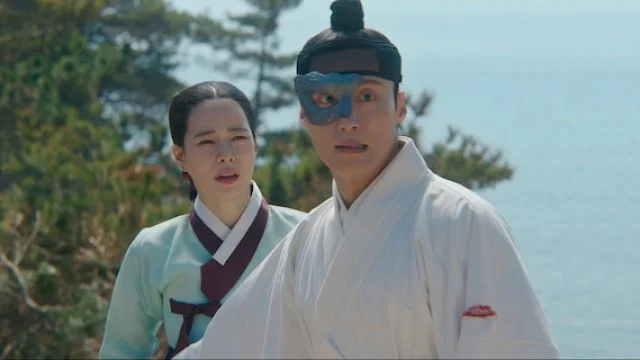 Lim Ji-yeon e Heo Nam-jun como Kang Dan-shim e o Grande Príncipe Yi Hyun em cena de época do final de My Royal Nemesis