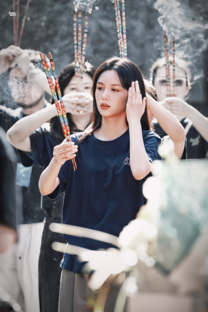 Hu Xian-xu segura incenso durante cerimônia de início das filmagens do novo c-drama com Zhou Ye