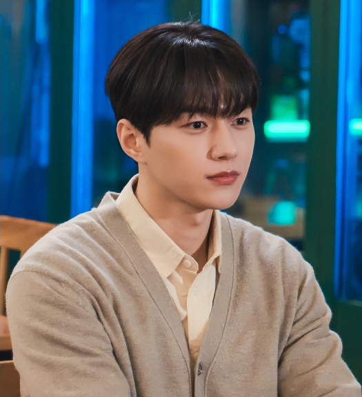 Kang Min-ah como Yu Ji-ahn observa com expressão séria vestindo blusa roxa em Love in Sync