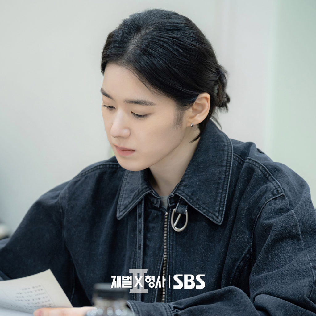 Jung Eun-chae concentrada lendo o roteiro de Flex x Cop 2
