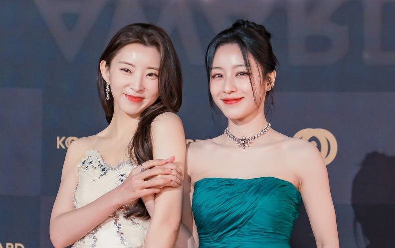Kang Min-ah e Kwon So-hyun sorriem juntas em tapete vermelho promocional de Love in Sync