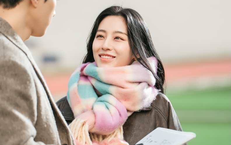 Kang Min-ah como Yu Ji-ahn sorri usando cachecol colorido em cena de Love in Sync