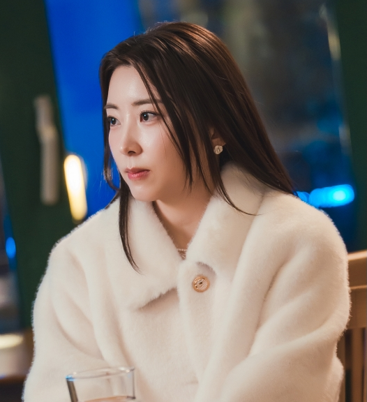 Kwon So-hyun como Han Yi-jin observa com expressão séria vestindo casaco branco em Love in Sync