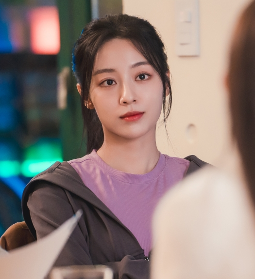 Kwon So-hyun como Han Yi-jin observa com expressão séria vestindo casaco branco em Love in Sync