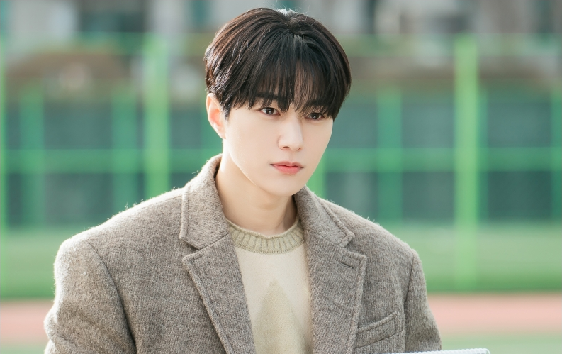 L como Cha Eun-hwan observa atentamente em campo esportivo em still promocional de Love in Sync
