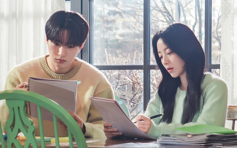 L e Kang Min-ah lendo roteiros sentados à mesa em still de Love in Sync