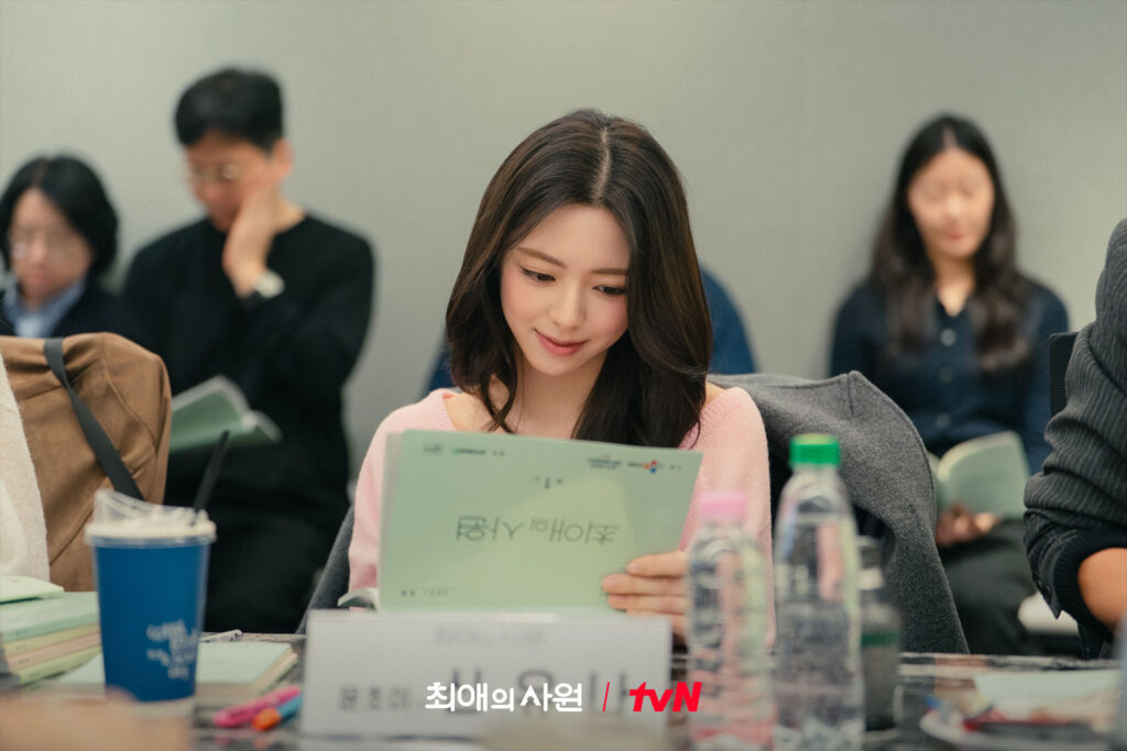  Yuna do ITZY participa da leitura de roteiro de My Bias, My Boss interpretando a atriz Yoon Cho-i