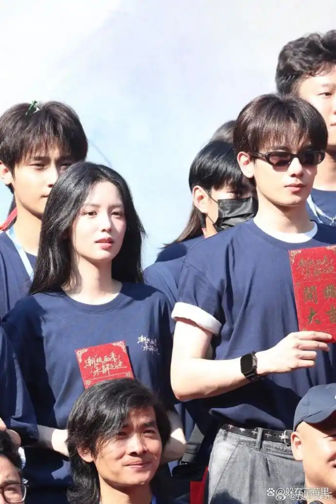 Zhou Ye e o elenco de novo c-drama de fantasia seguram incensos em cerimônia de início das filmagens