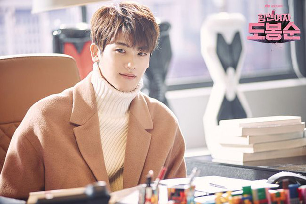 O ator Park Hyung-sik com visual casual chic e sorriso brincalhão como o CEO Ahn Min-hyuk