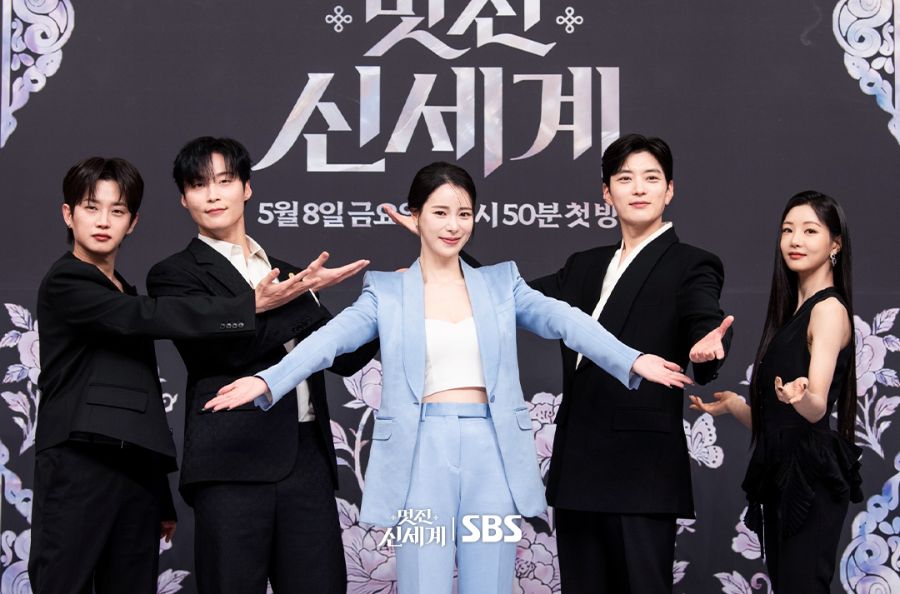 Elenco de My Royal Nemesis em coletiva de imprensa com Lim Ji-yeon, Heo Nam-jun e Jang Seung-jo diante do painel oficial da SBS