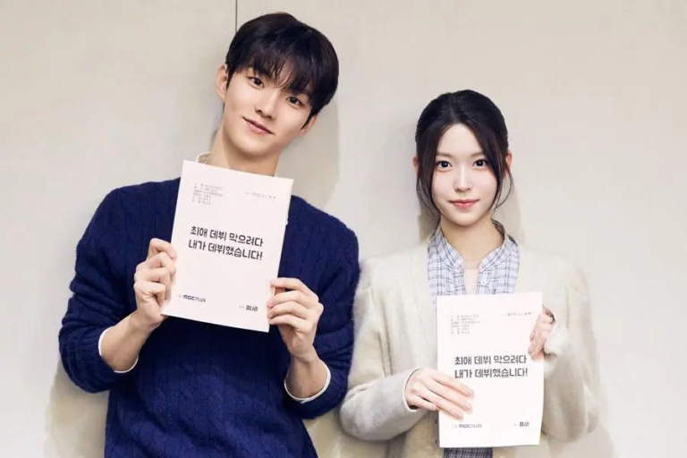 Q, do THE BOYZ, e Hwang Ji-ah seguram o roteiro de My Idol My Debut com o logo do dorama