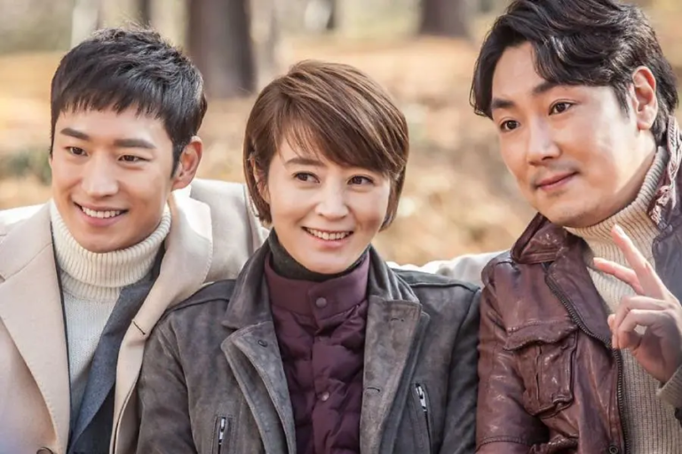 Lee Je-hoon, Kim Hye-su e Cho Jin-woong sorriem juntos em foto promocional de Signal