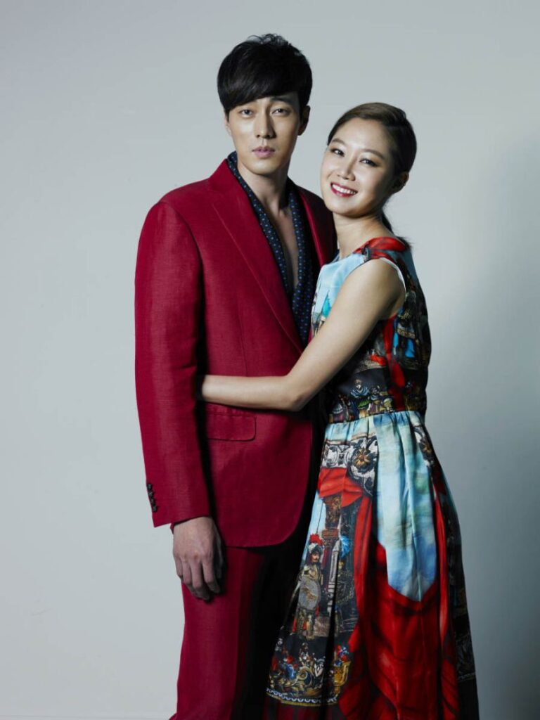 O ator veterano So Ji-sub com terno clássico como Joo Joong-won em O Sol do Mestre