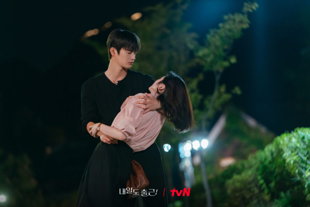 Seo In-guk segura Park Ji-hyun pela cintura e ombros em cena romântica de Te vejo no trabalho