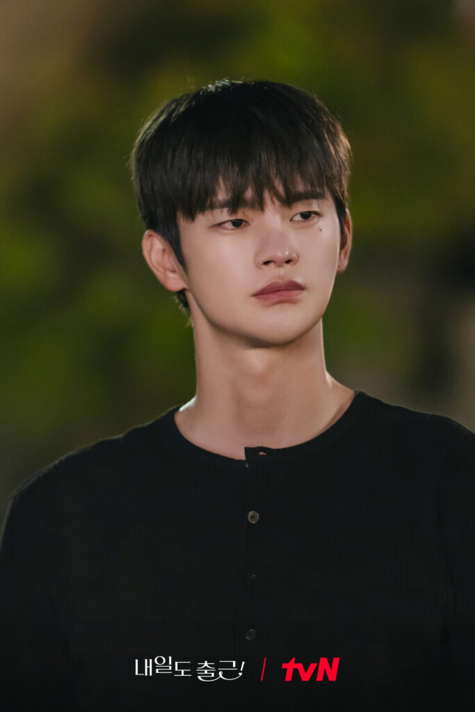 Seo In-guk como Kang Si-woo em still promocional noturno de Te vejo no trabalho