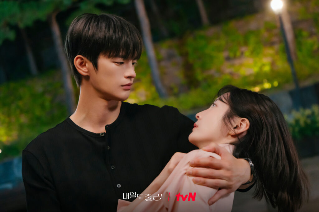 Seo In-guk e Park Ji-hyun se olham de perto em cena noturna romântica de Te vejo no trabalho