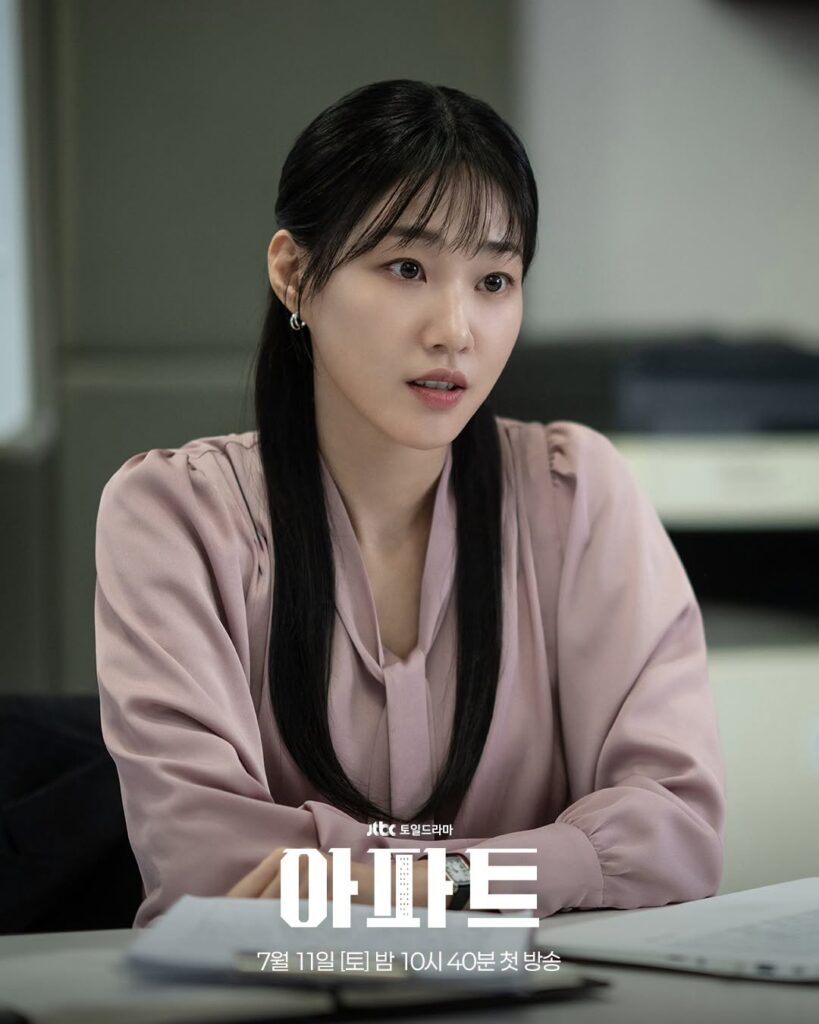 Ha Yun Kyung como Kang Ha Ri em pé com expressão tensa durante confronto com cliente em The Apartment Job