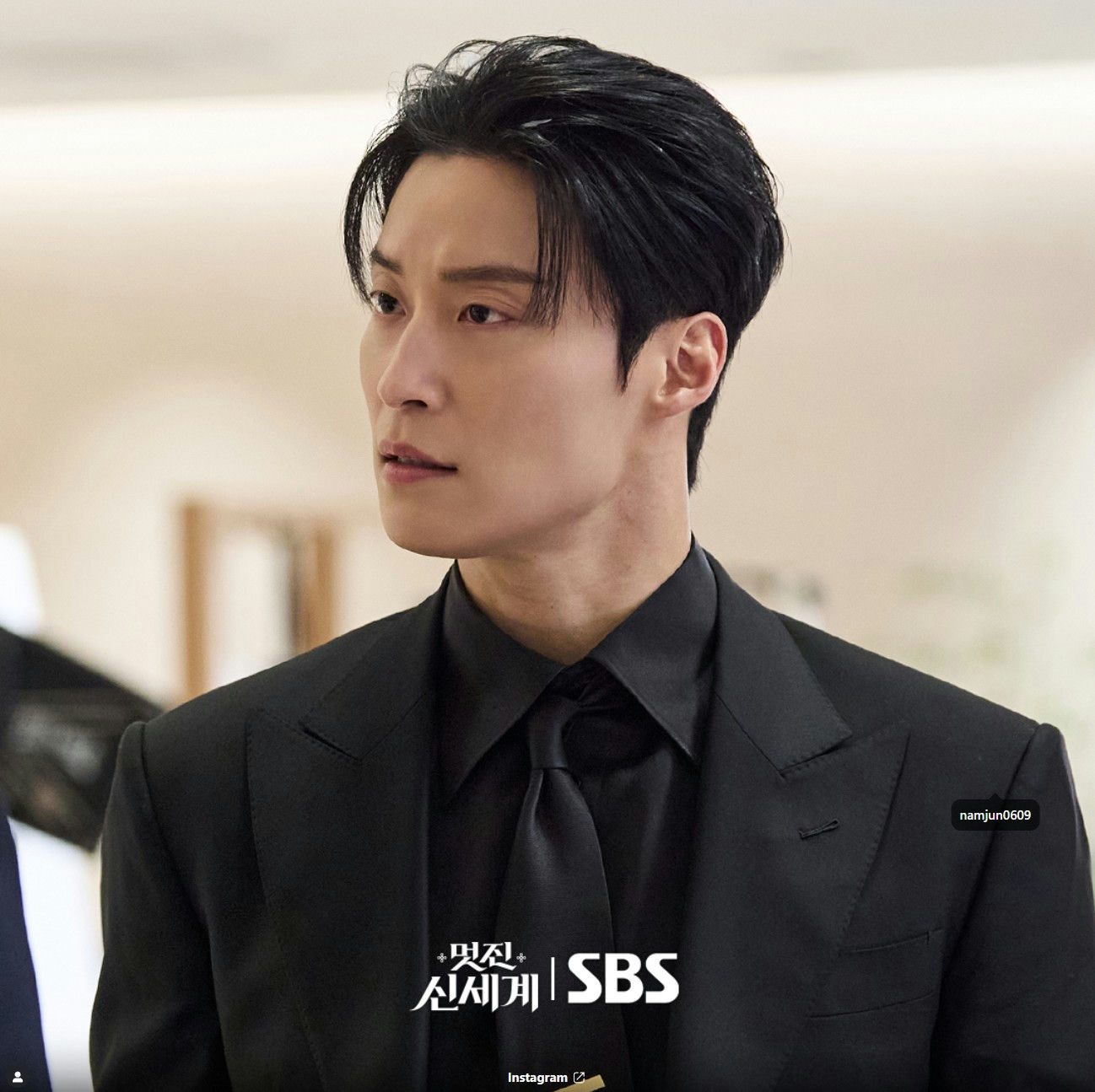 O ator Heo Nam-joon vestindo terno elegante e expressão séria como o CEO Cha Se-gye